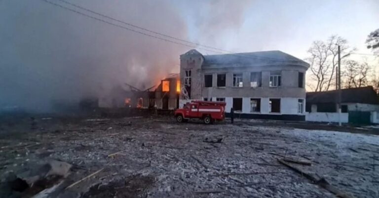 Rússia bombardeia escola na Ucrânia e deixa dezenas de mortos e feridos- Vídeos mostram os momentos de terror