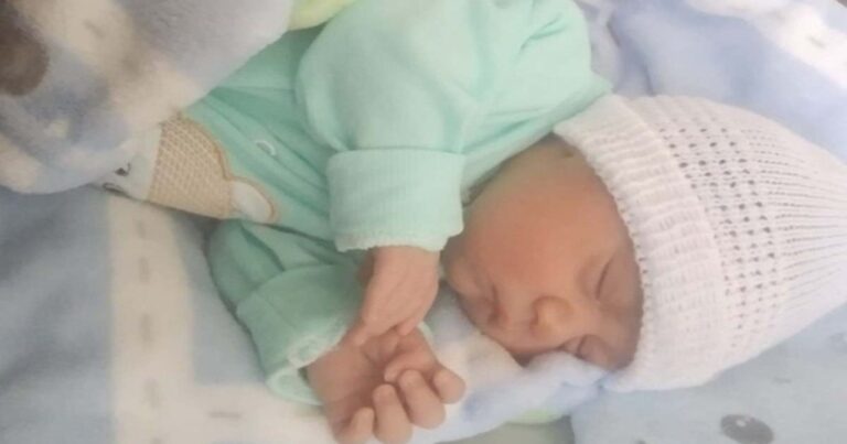 Bebê nasce em banheiro de hospital, cai no chão e pai se revolta com médicos: ‘Absurdo’