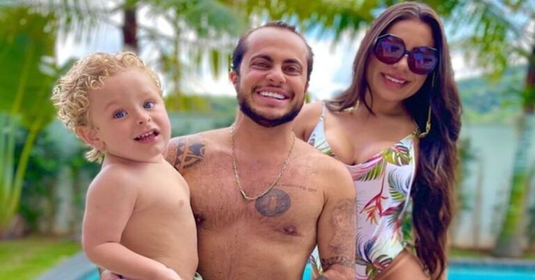 Em dia na piscina, esposa de Thammy posta foto em família e detalhe não passa despercebido: ‘Olha o tamanho’