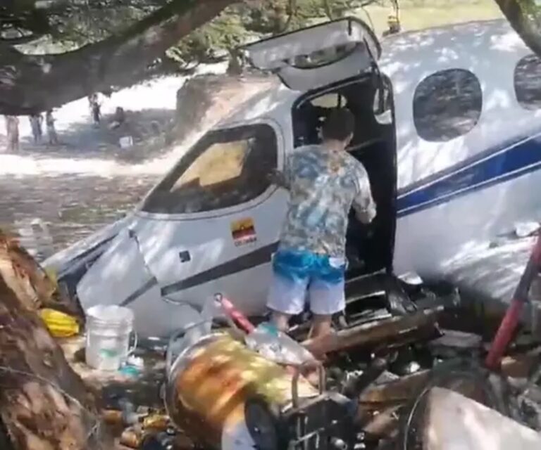 Criança de dois anos perde a vida após ser atingida por avião em acidente na Colômbia