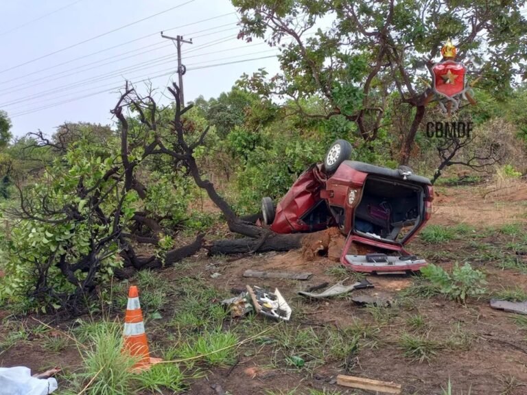 Homem e gestante perdem a vida após carro capotar e bater em árvore