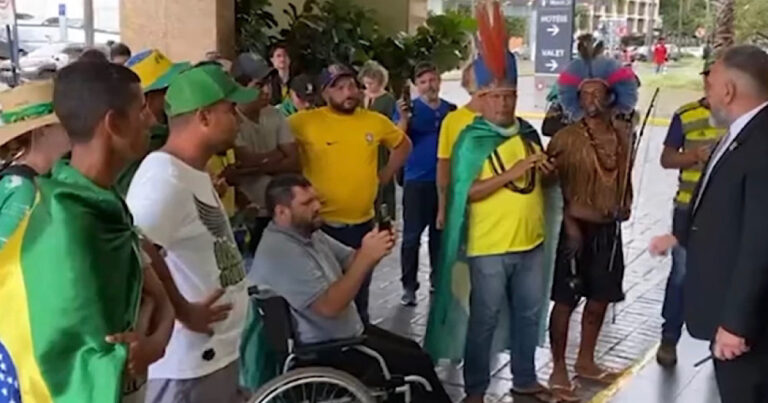 Vídeo: Lula “aproveita” hotel, mas é alvo de protestos por bolsonaristas