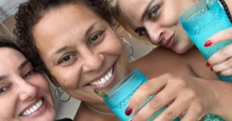 Filha de Pelé posta foto sorrindo, vira alvo de críticas e apaga imagem