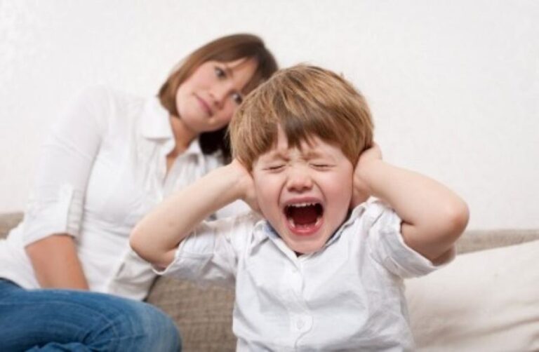 Estudo científico comprova que comportamento de filho piora 800% com presença da mãe