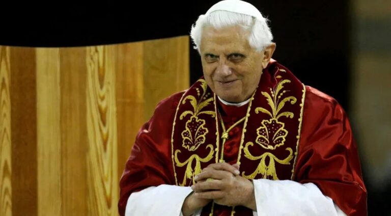 Papa emérito Bento XVI tem piora súbita de saúde, diz Vaticano; Francisco pede orações