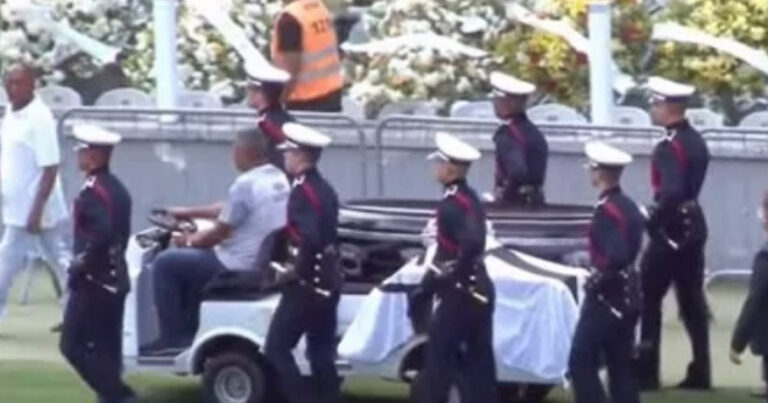 Vídeo: velório de Pelé é encerrado; corpo deixa Vila Belmiro sob aplauso de fãs, acompanhe AO VIVO