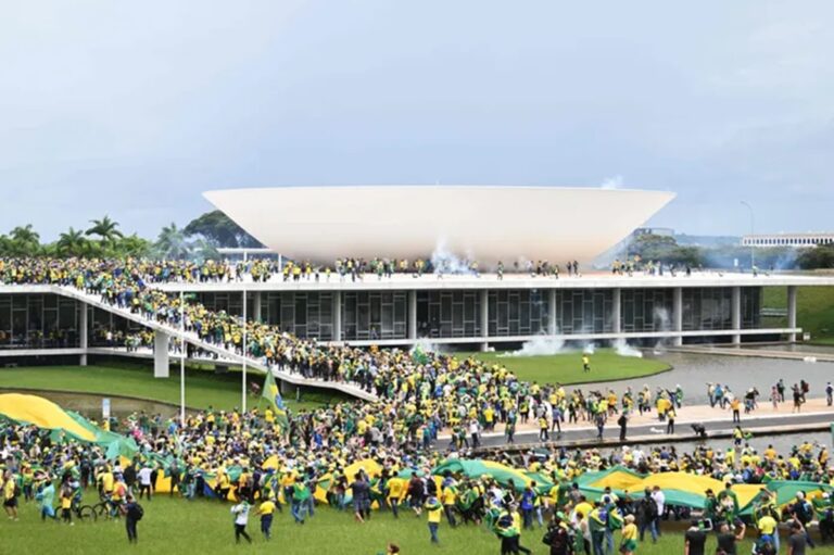 Manifestantes invadem Congresso, Planalto e STF, sedes dos três Poderes, em Brasília