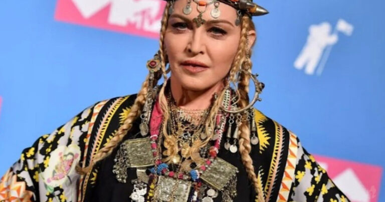 Madonna tem alta hospitalar e vai para casa