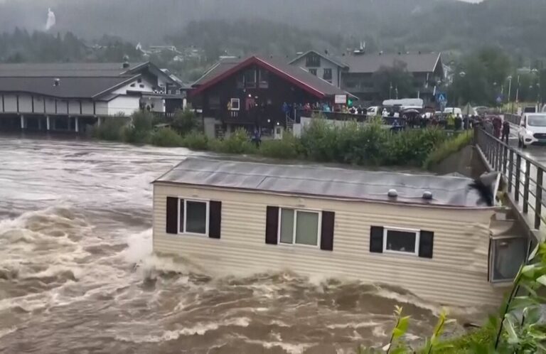 Casa e trailer são arrastados e destruídos durante enchente na Noruega; vídeo