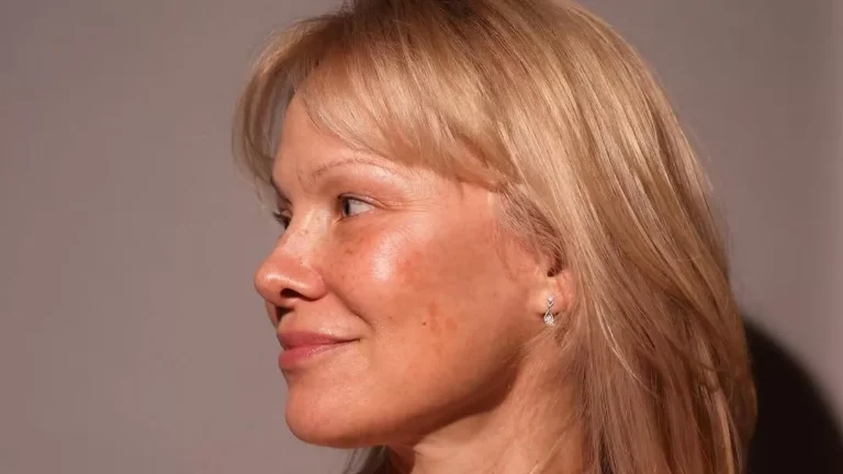 Pamela Anderson: A Beleza Além da Maquiagem