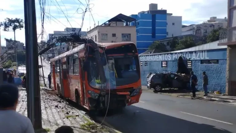 Carro invade loja e ônibus de transporte público quebra poste após acidente no Paraná