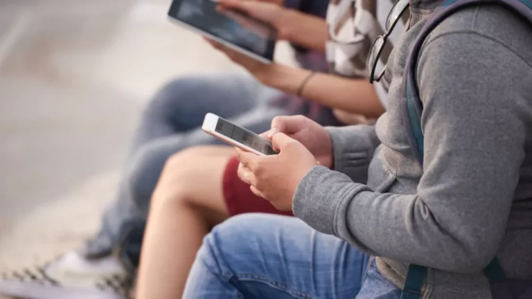 K-pop? Os temas mais pesquisados por jovens brasileiros em assistente de IA