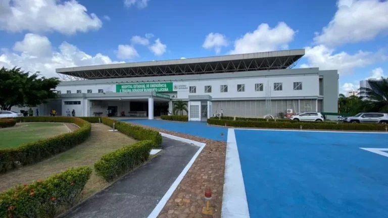 Trabalhador sofre acidente e fica com barra de ferro cravada no rosto, em João Pessoa