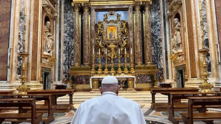 Sinos de igrejas em Roma tocam após morte do papa