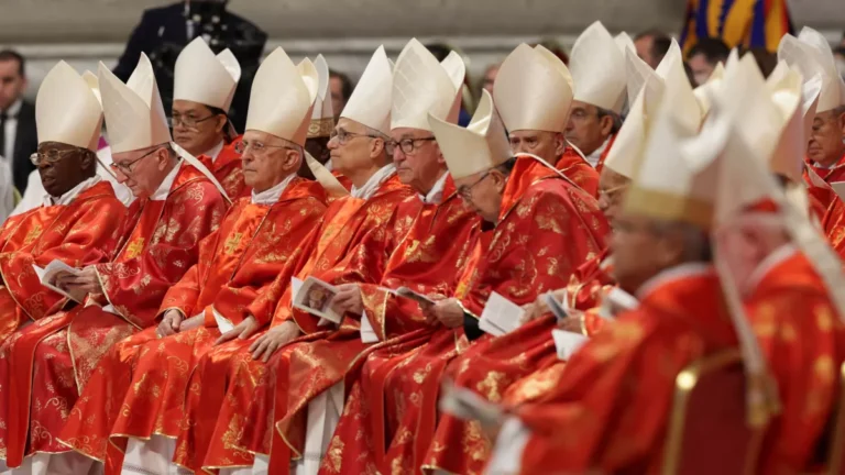 Conclave entra no segundo dia de votação para eleger novo papa