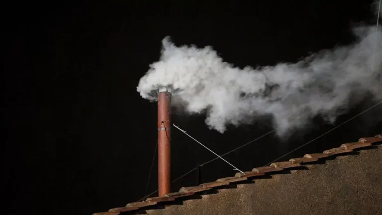 Fumaça branca: novo papa é eleito no conclave