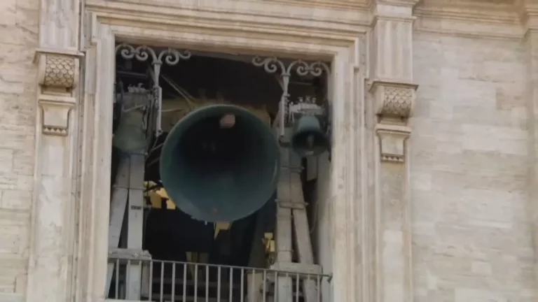 Sinos tocam na Praça de São Pedro para anunciar escolha de novo papa