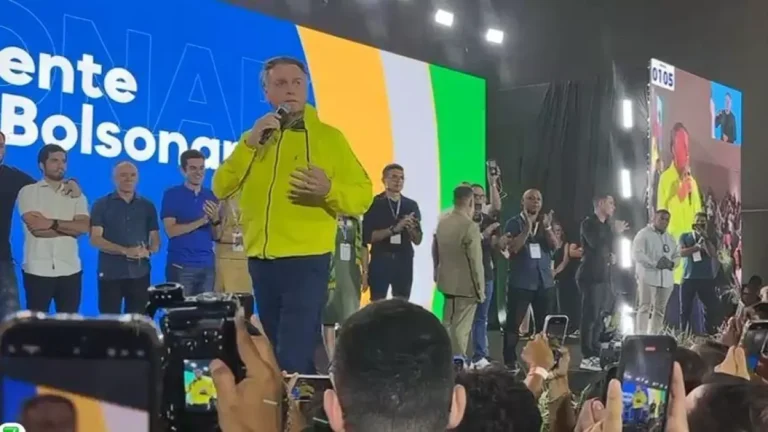 “Precisamos da ajuda de terceiros”, diz Bolsonaro em referência aos EUA