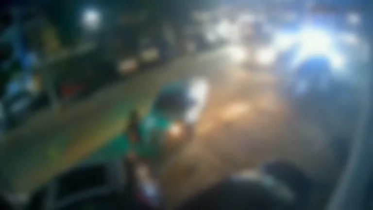 Vídeo: carro atropela mulher e motorista foge sem prestar socorro