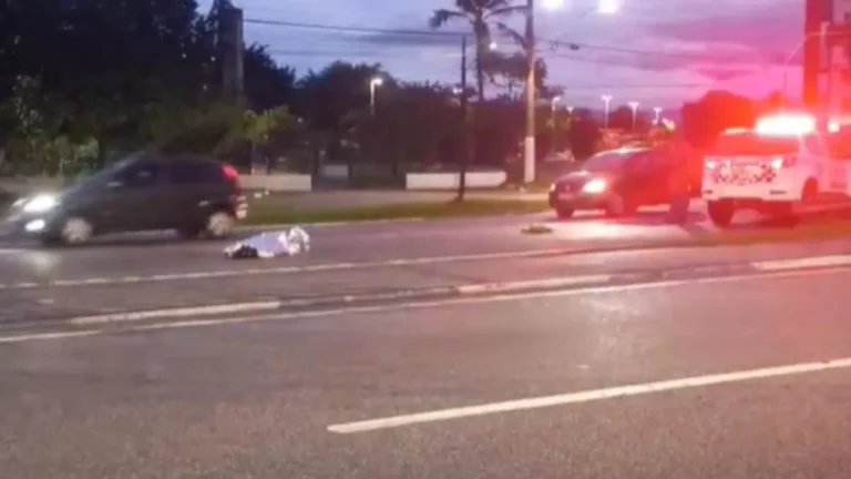Motorista atropela e mata idoso, foge sem prestar socorro e abandona carro com garrafa de whisky no litoral de SP