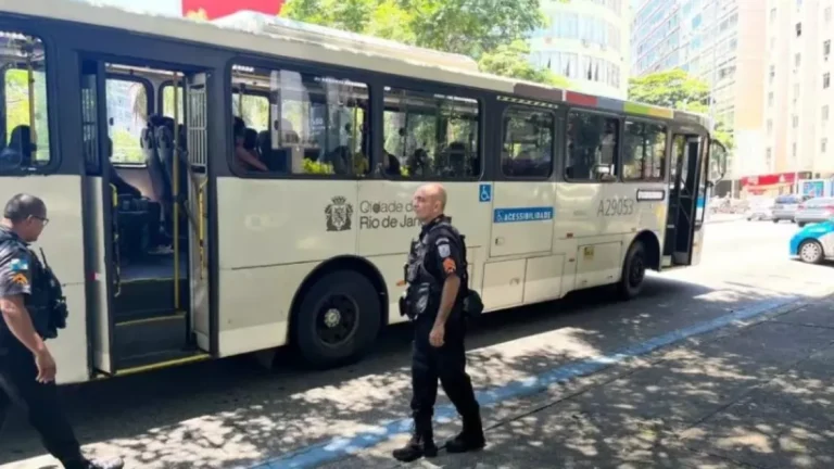 Governo do RJ irá contratar policiais de folga para atuar dentro de ônibus