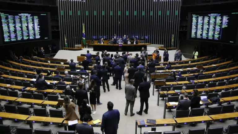 Em meio à alta da Selic, oposição sugere corte de gastos em projeto do IR