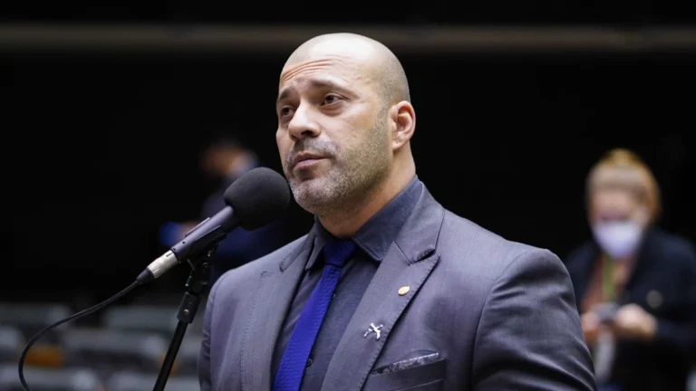 Moraes determina perícia médica em Daniel Silveira