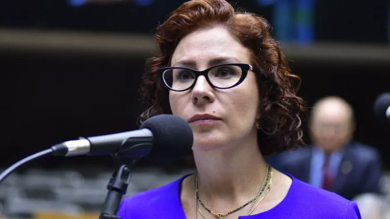 Carla Zambelli pede licença da Câmara por 120 dias, diz assessoria