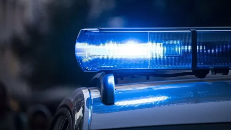 Homem reage a assalto, joga carro em cima de assaltantes e é baleado no RJ