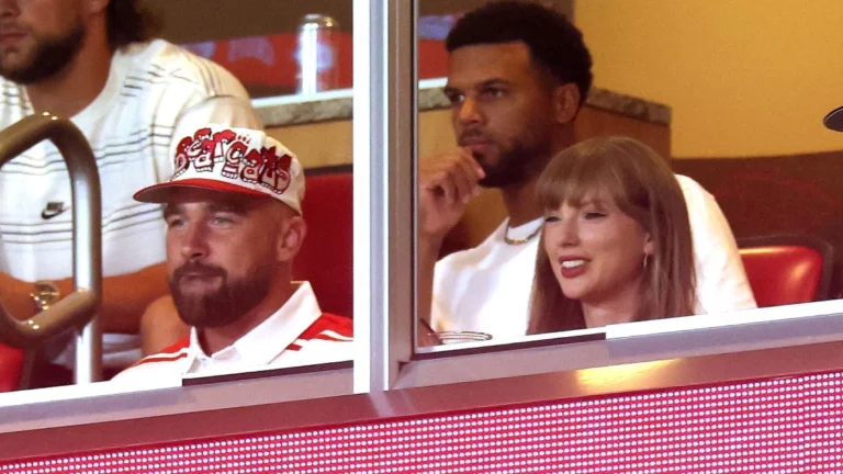 Taylor Swift e Travis Kelce fazem 1ª aparição pública desde noivado