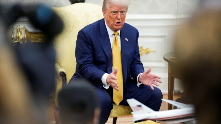 Trump assina ordem para encerrar negociação coletiva em órgãos do governo
