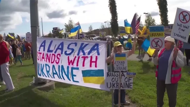 Protesto pró-Ucrânia acontece no Alasca antes de encontro de Trump e Putin