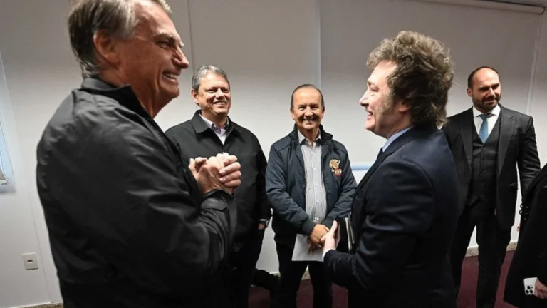 Milei poderia conceder asilo político a Bolsonaro, diz especialista