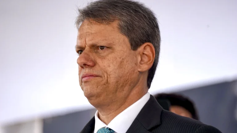 Apesar da pressão, Bandeirantes acha improvável Tarcísio disputar Planalto
