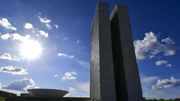 Projeto sobre big techs exclui “fake news” e prevê regulação no “atacado”