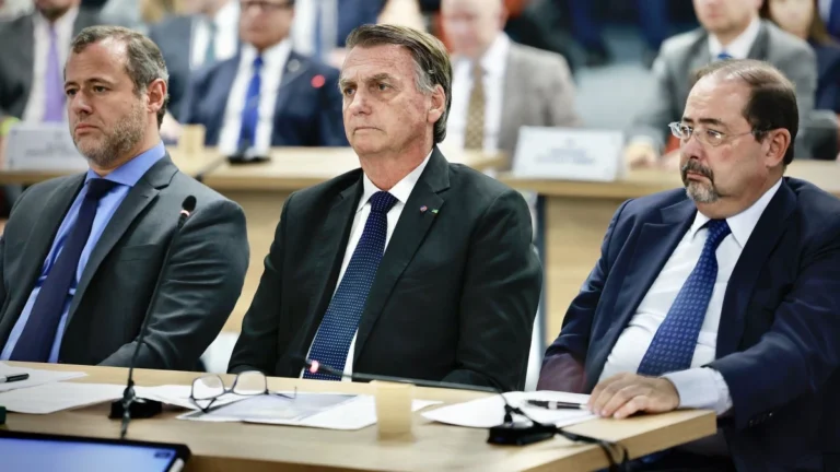 Prazo para defesa de Bolsonaro explicar risco de fuga termina hoje