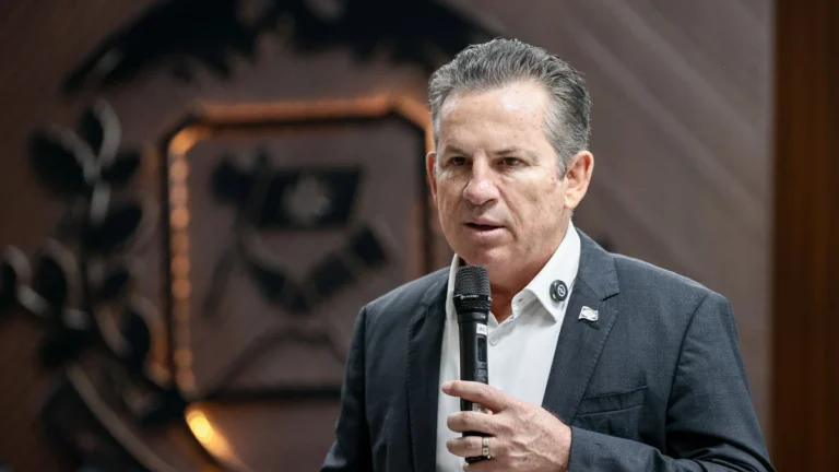 Governador do MT: Carlos disse pela boca o que deveria sair por outro lugar