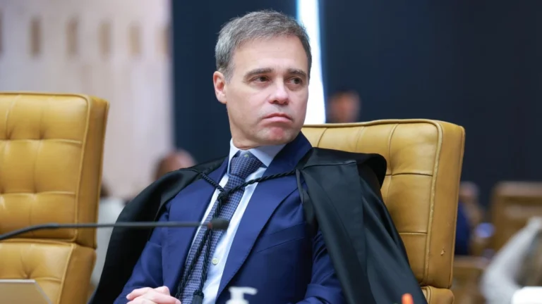 Mendonça critica “ativismo judicial” e defende respeito à Constituição