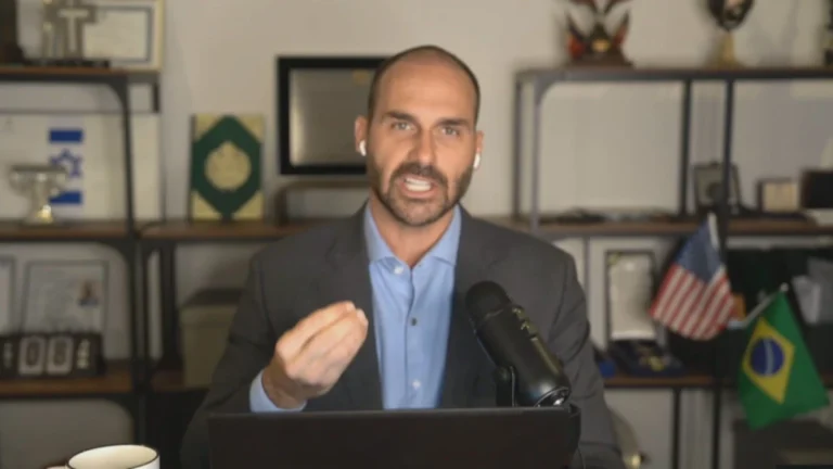 PF: Eduardo quis continuar ação nos EUA e diz que Bolsonaro é “empecilho