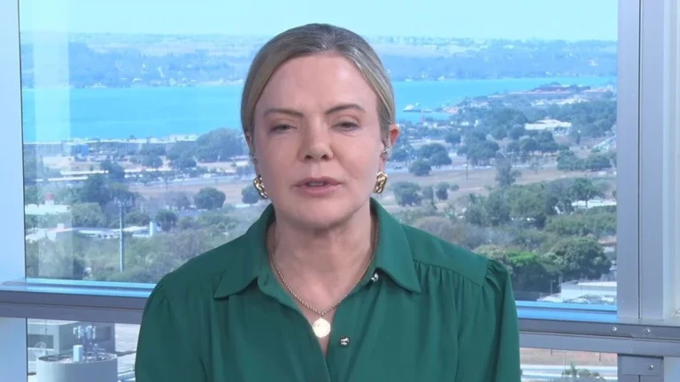 Gleisi Hoffmann à CNN: Defendemos a cassação de Eduardo Bolsonaro