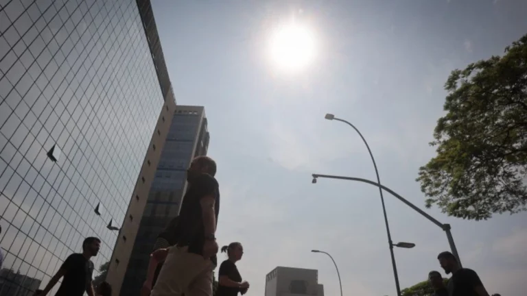 SP emite alerta em celulares para baixa umidade do ar e risco de incêndios