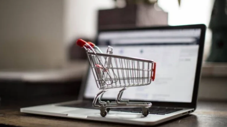 Pais querem ganhar eletrônicos, mas filhos compram roupa, diz pesquisa