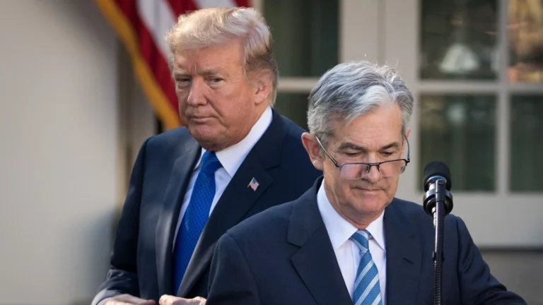 De olho em vaga de Powell? Entenda busca de Trump por novo chair do Fed