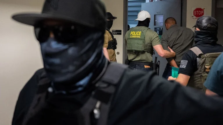 Máscaras e agressões: Como está a atuação dos agentes de imigração dos EUA