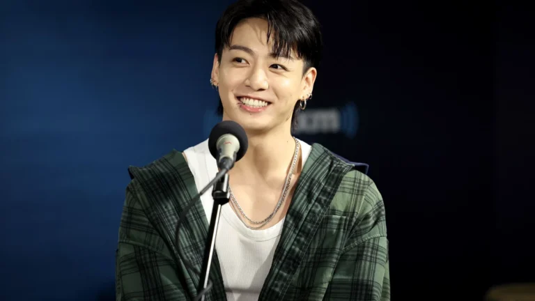 Astro do BTS, Jeon Jung-kook aparece de havaianas em vídeo; veja