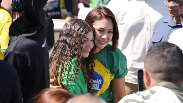 Michelle pede para “acabar com avanço da censura” em ato em Belém