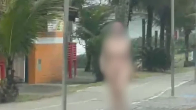 Mulher presa nua em praia após matar o pai contrata ex-defesa de Cupertino