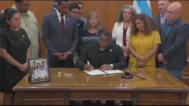 “Prefeito de Chicago rejeita ajuda de Trump: “Sem tanques nas nossas ruas”