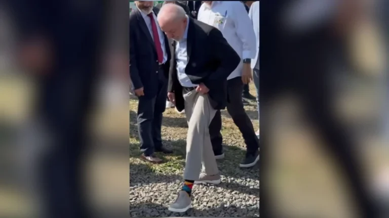 “Tem gente que tem tornozeleira, eu tenho meia bonita”, diz Lula