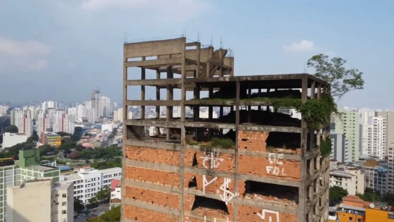 Prefeitura de SP começa a demolir ‘Caveirão’, prédio abandonado há 60 anos
